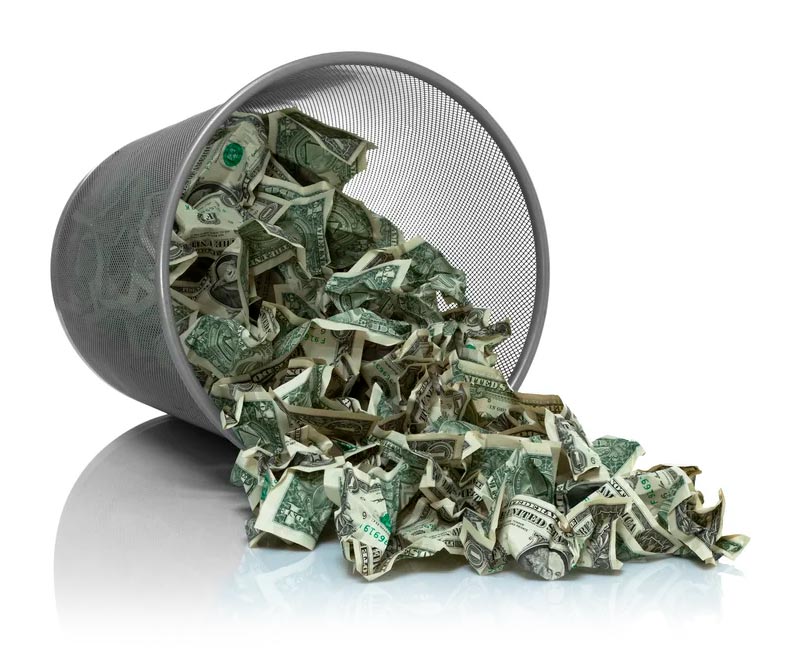 dinheiro no lixo